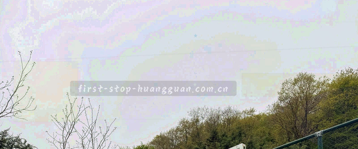 深色指挥板式网格与金色线框的抽象画面，无文字与品牌